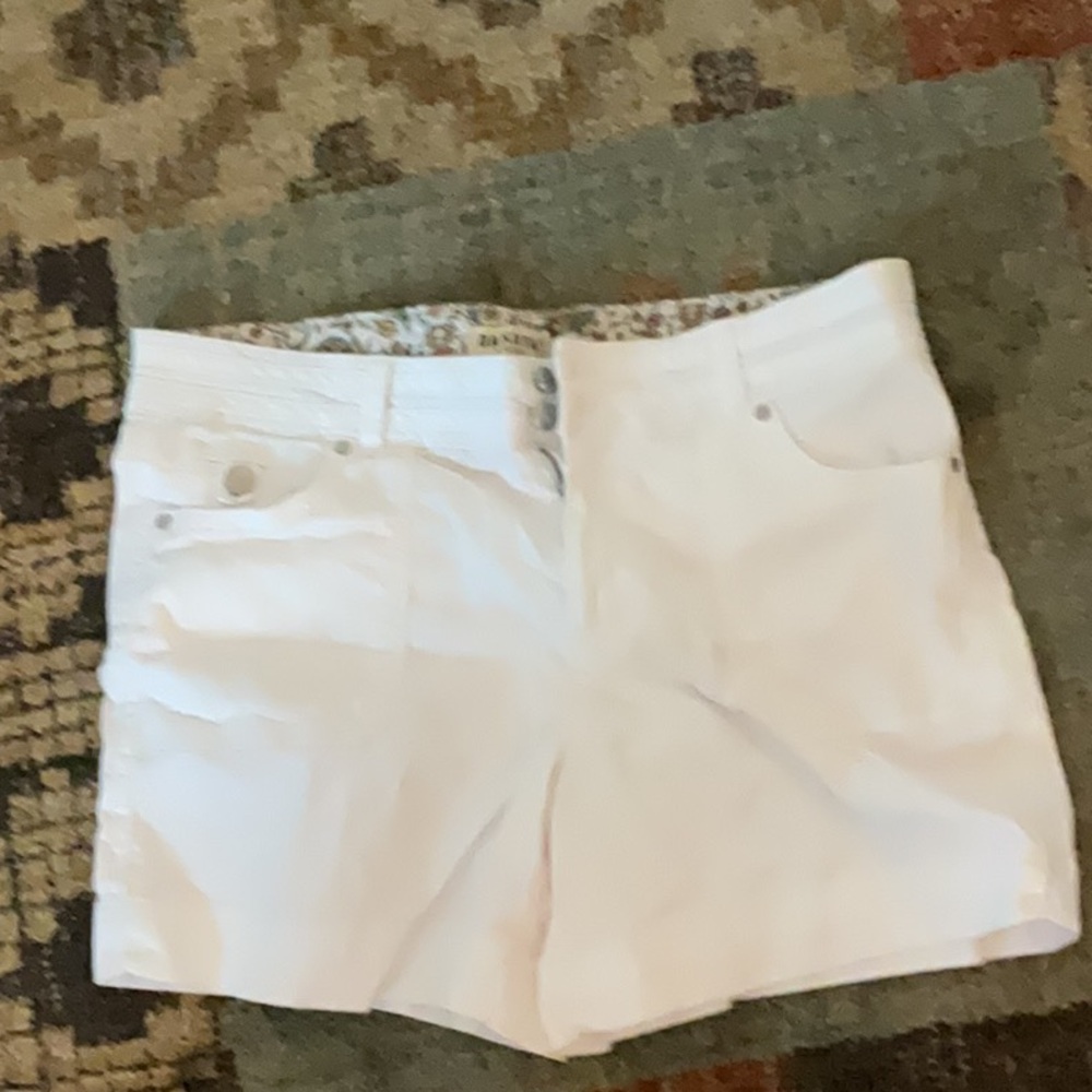 Dakota Blue Women's Short Mid Rise withh Pockets Flap with Button WHITE